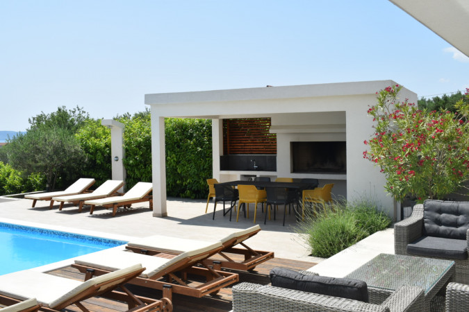 Spacious modern vacation home, Villa Nikol with Heated Pool, Dalmatia, Split Riviera, Croatia Kaštel Sućurac